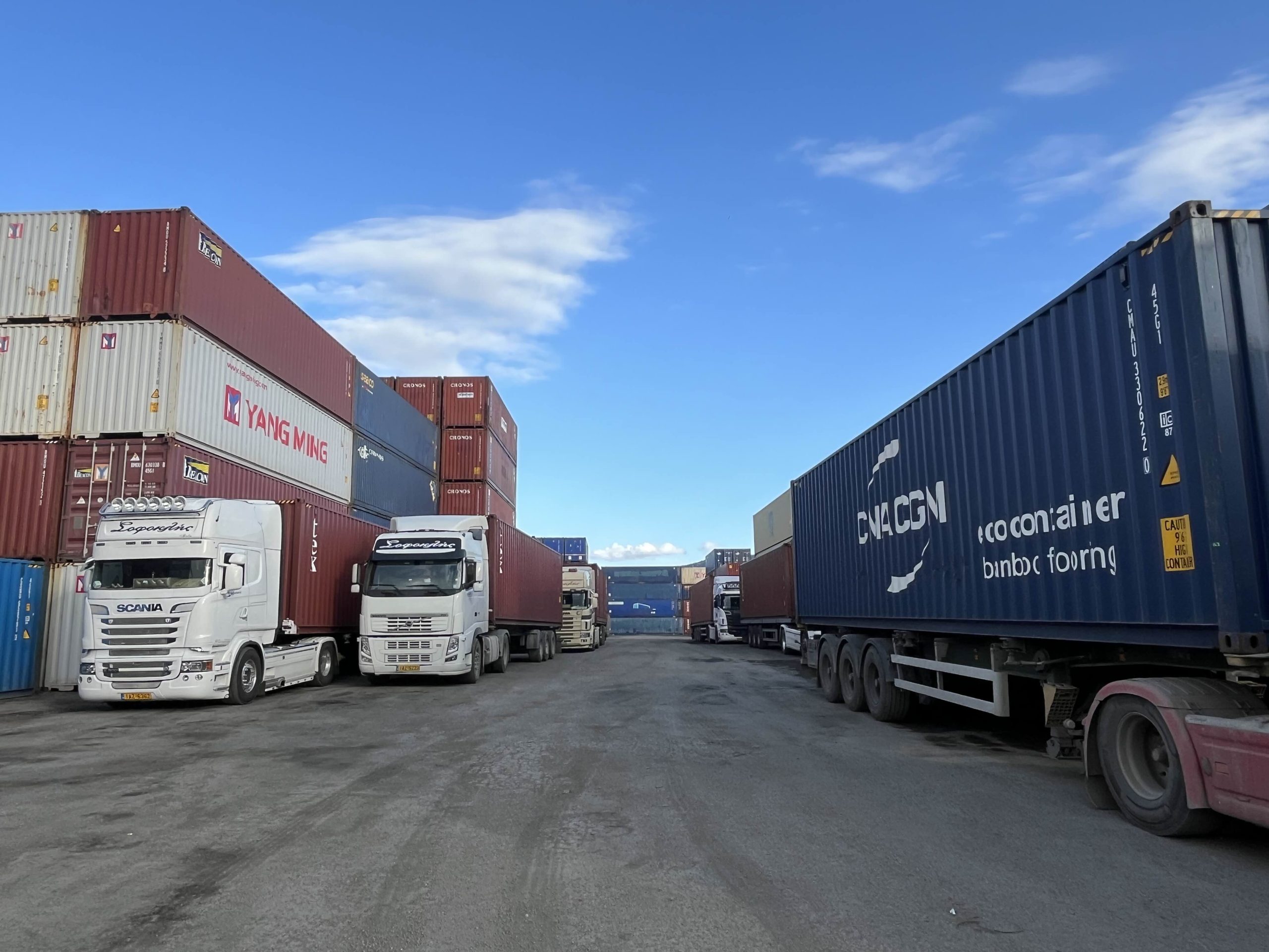 Ιδιόκτητα φορτηγά Grammatikos Transports σε χώρο container
