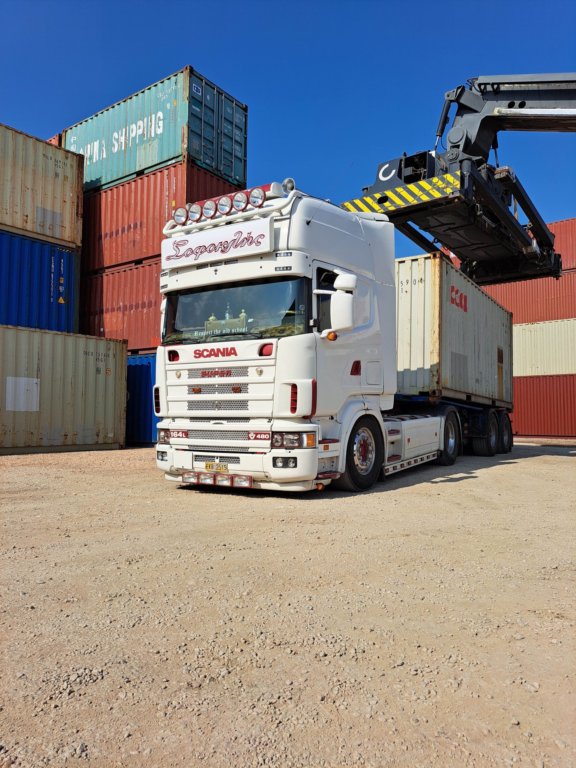 Φόρτωση container σε φορτηγό